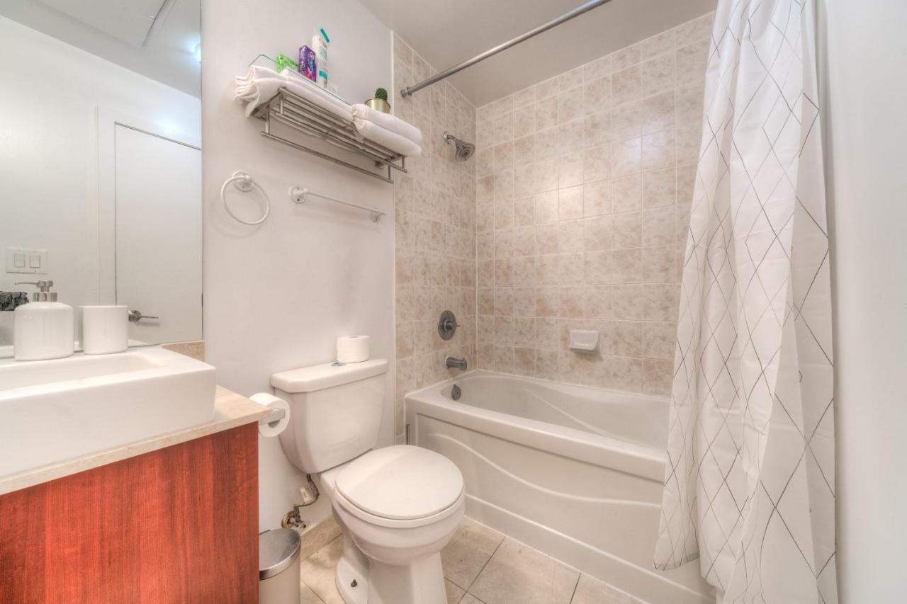Stylish Newly Furnished Condo With Beautiful Lake View Торонто Екстериор снимка