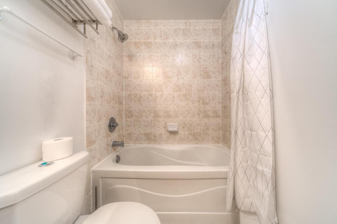 Stylish Newly Furnished Condo With Beautiful Lake View Торонто Екстериор снимка