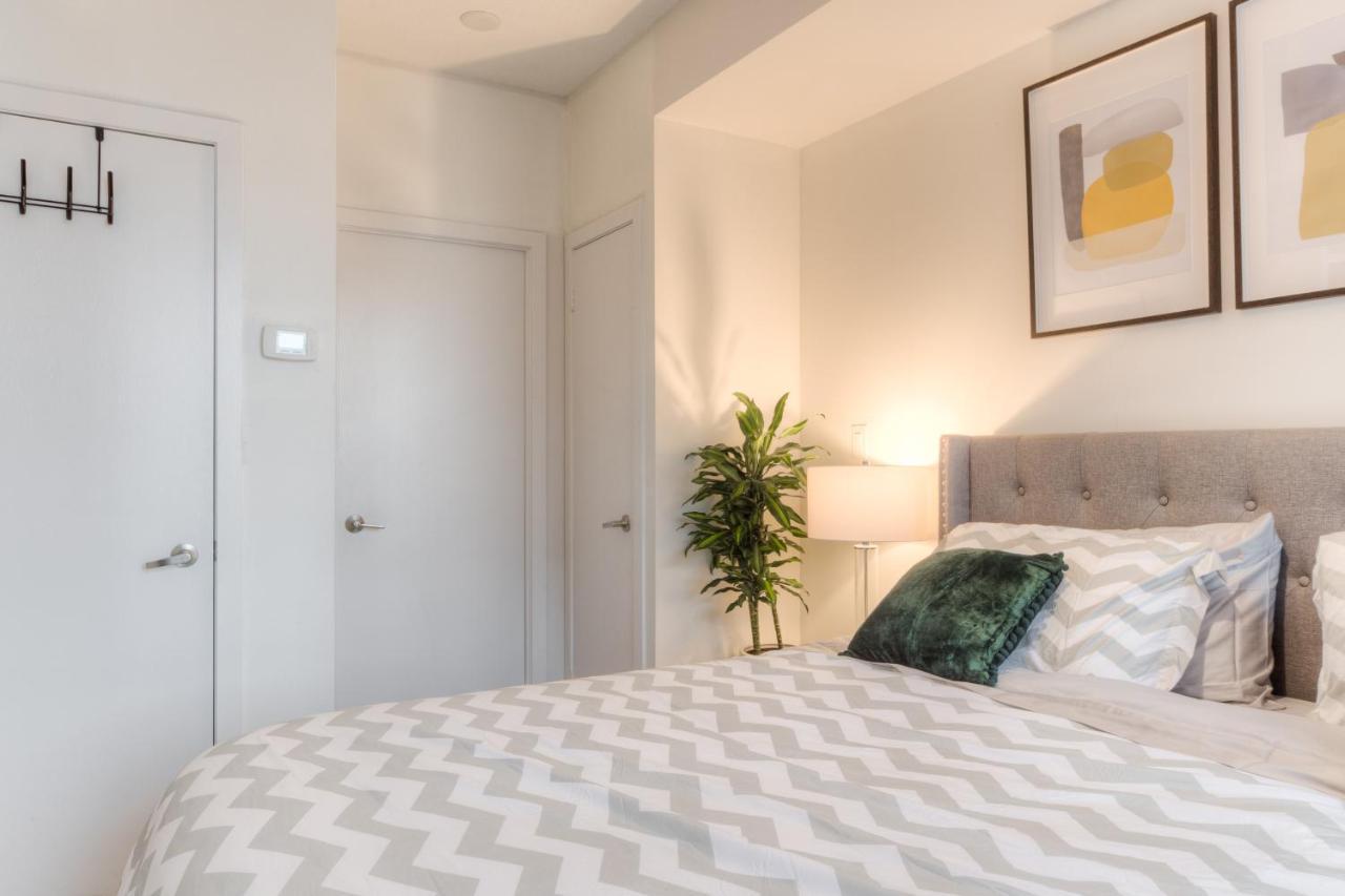 Stylish Newly Furnished Condo With Beautiful Lake View Торонто Екстериор снимка