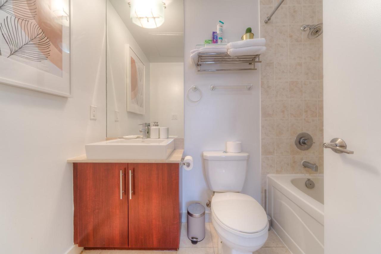 Stylish Newly Furnished Condo With Beautiful Lake View Торонто Екстериор снимка